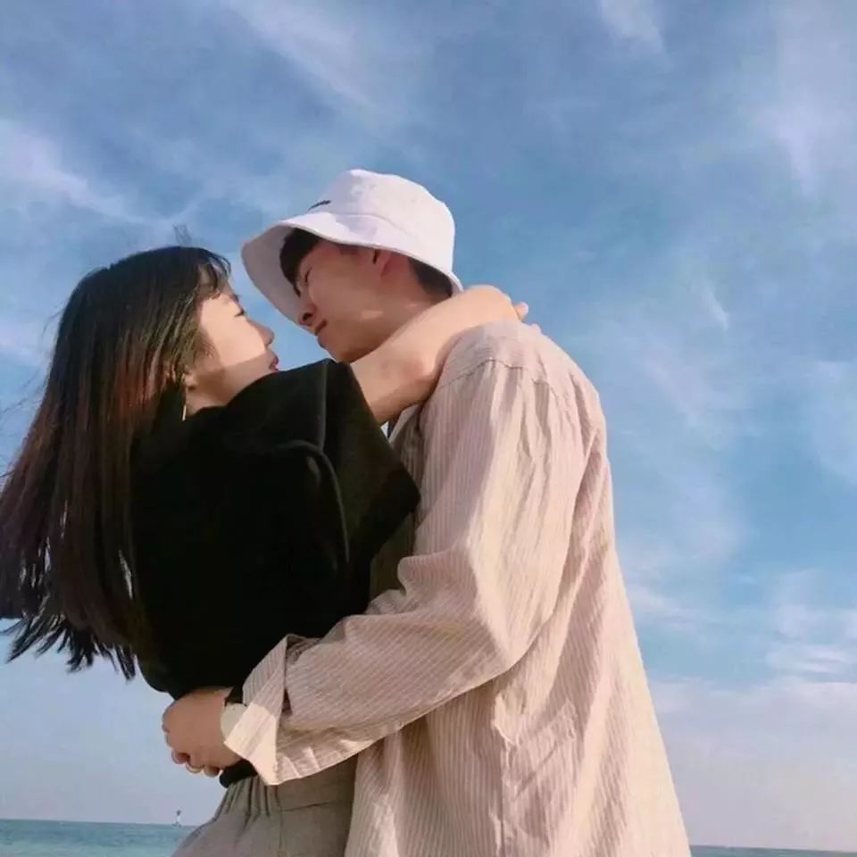 自然美景中的浪漫情侶頭像之旅，最新帥氣情侶頭像精選