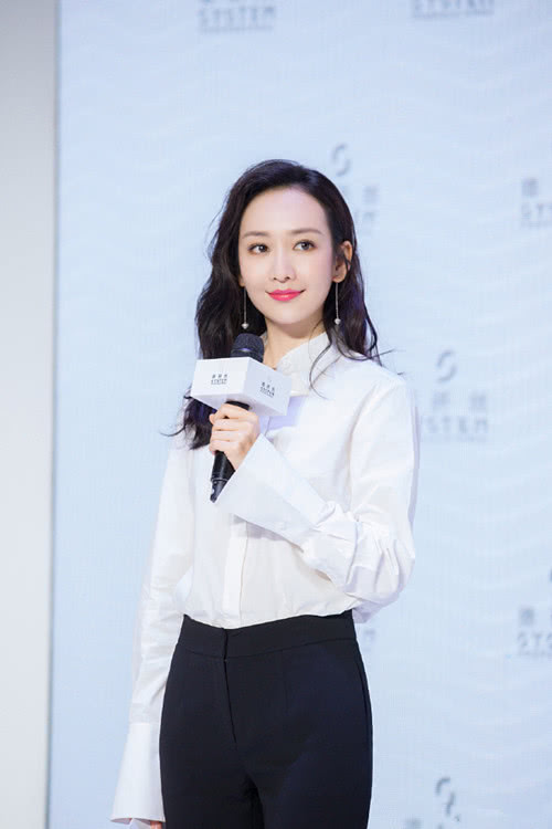 王鷗明星大偵探造型，自然美景中的心靈探索之旅