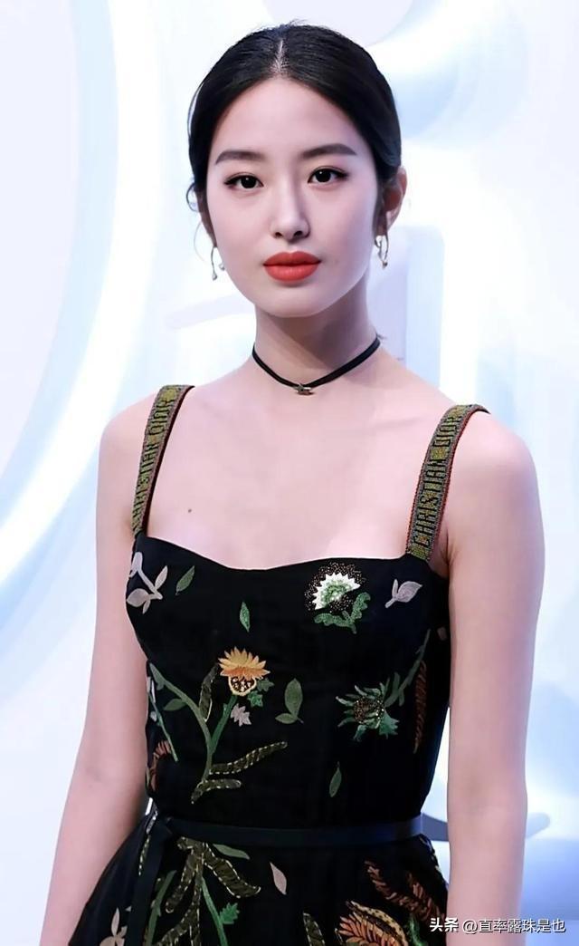演員鈺探尋隱秘寶藏，小巷特色小店的奇妙之旅