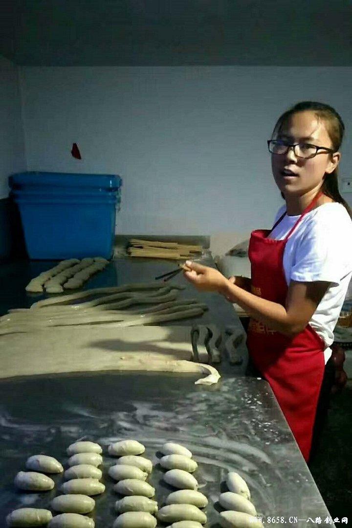 革新烘焙工藝，引領行業(yè)新潮流，最新烤面筋機亮相！