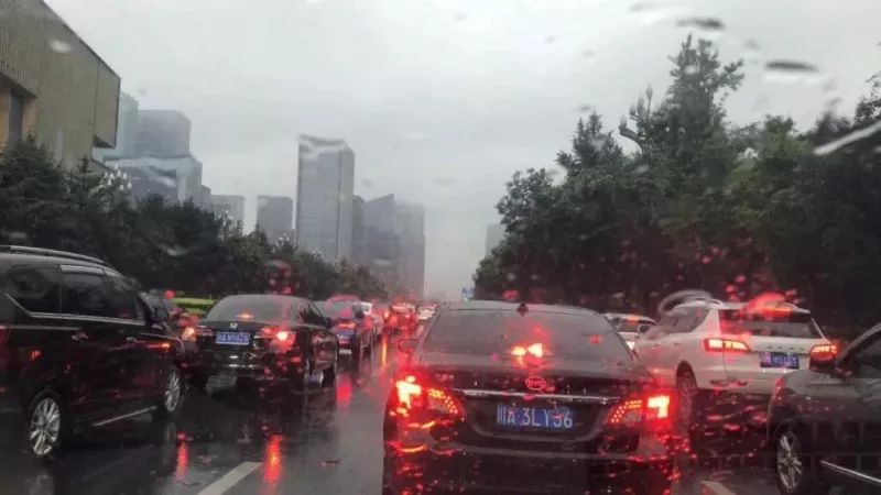 成都暴雨下的驚喜探索，小巷特色小店